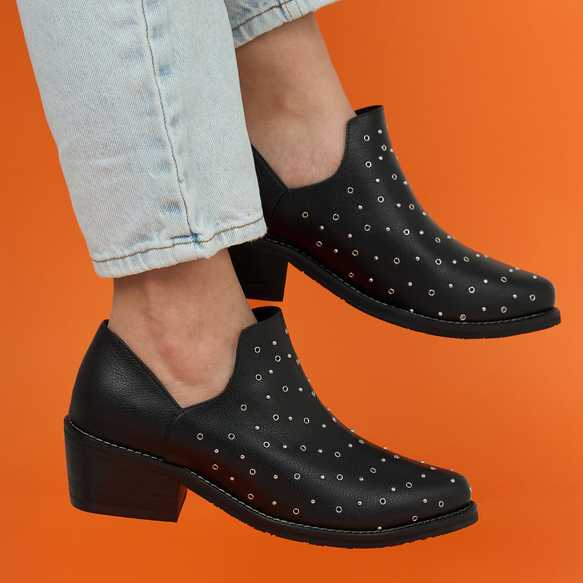 BOTA EN CUERO COLOR NEGRO EXUBERANTE