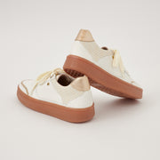 TENIS EN CUERO COLOR BLANCO X ORO MODERNO