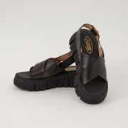 SANDALIA PLANA EN CUERO COLOR NEGRO INNOVADOR
