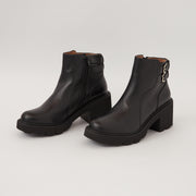 BOTA EN CUERO COLOR NEGRO ENIGMÁTICO