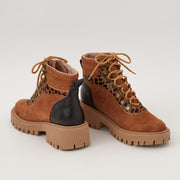 BOTA EN CUERO COLOR MIEL X ANIMAL PRINT.