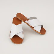 SANDALIA PLANA EN CUERO COLOR BLANCO DISTINTIVO