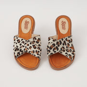 SANDALIA PLANA EN CUERO COLOR ANIMAL PRINT
