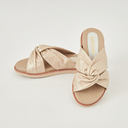 SANDALIA PLANA EN CUERO COLOR ORO ELEGANTE