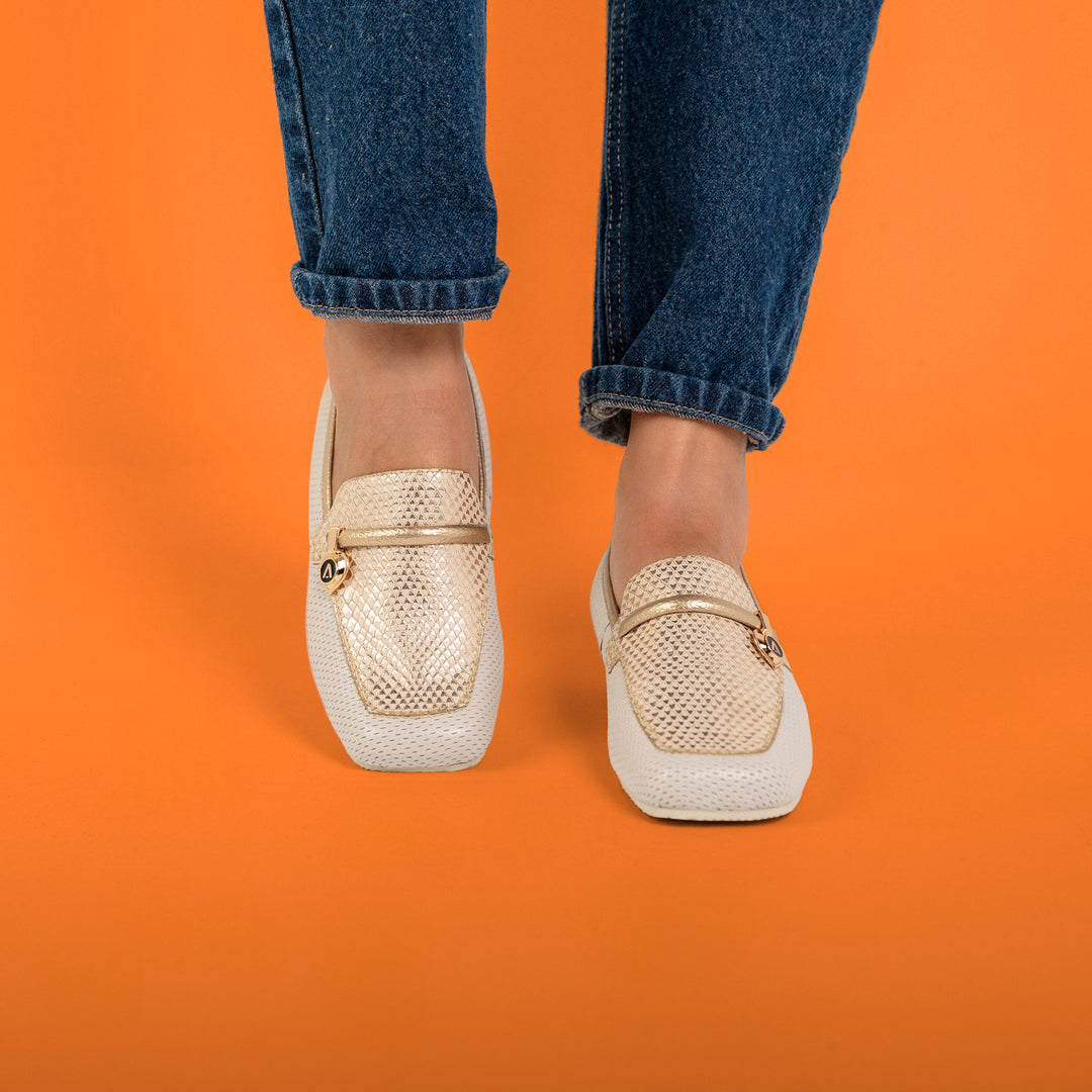 MOCASÍN EN CUERO COLOR BLANCO HUESO X ORO