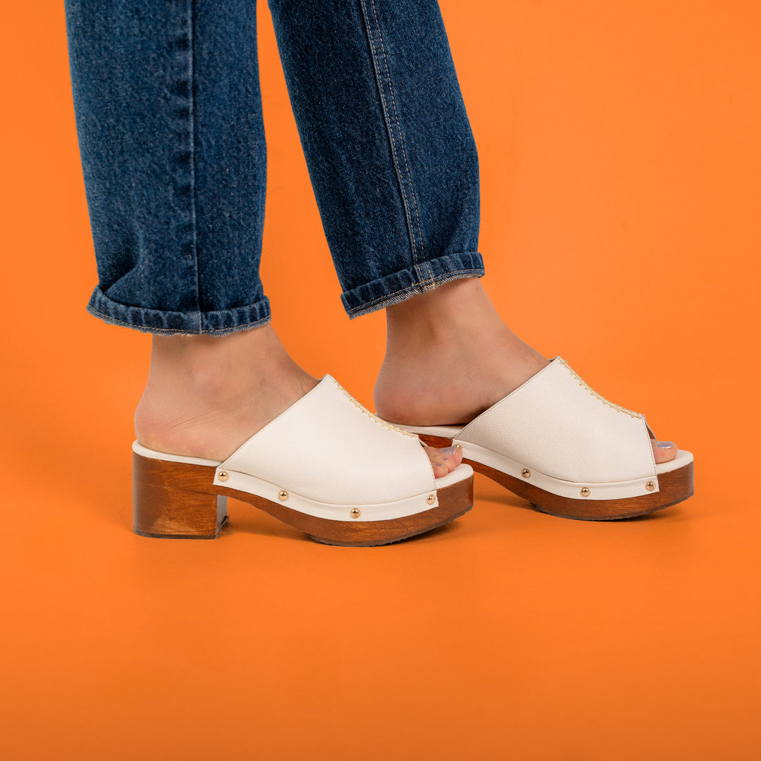 SUECO EN CUERO COLOR BLANCO HUESO ELEGANTE