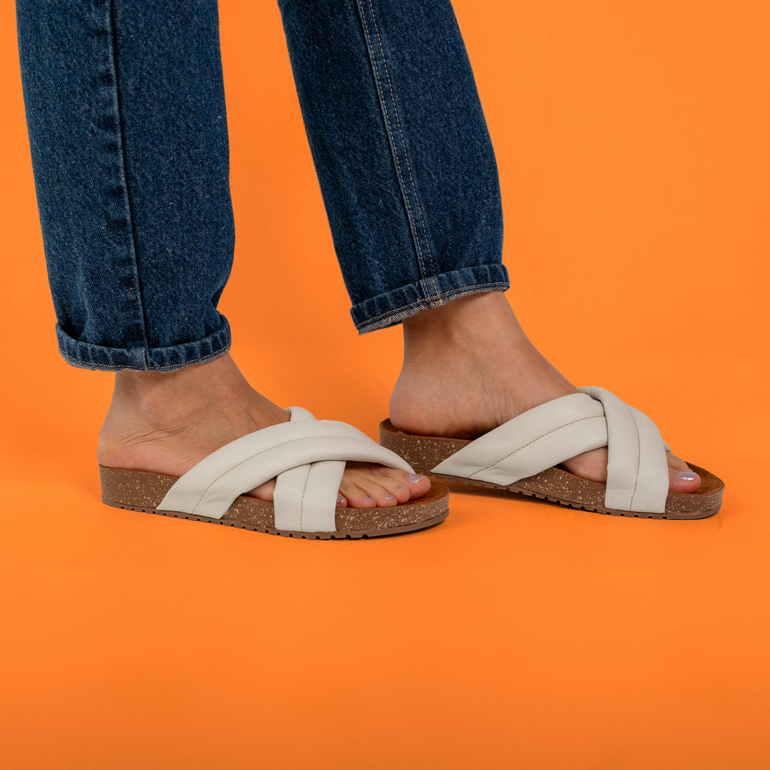 SANDALIA PLANA EN CUERO COLOR BLANCO HUESO ELEGANTE