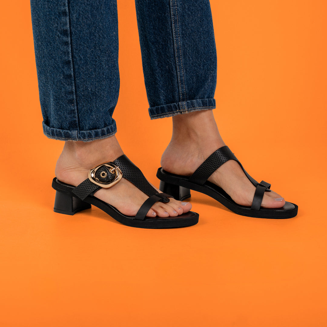 SANDALIA EN CUERO COLOR NEGRO CHIC