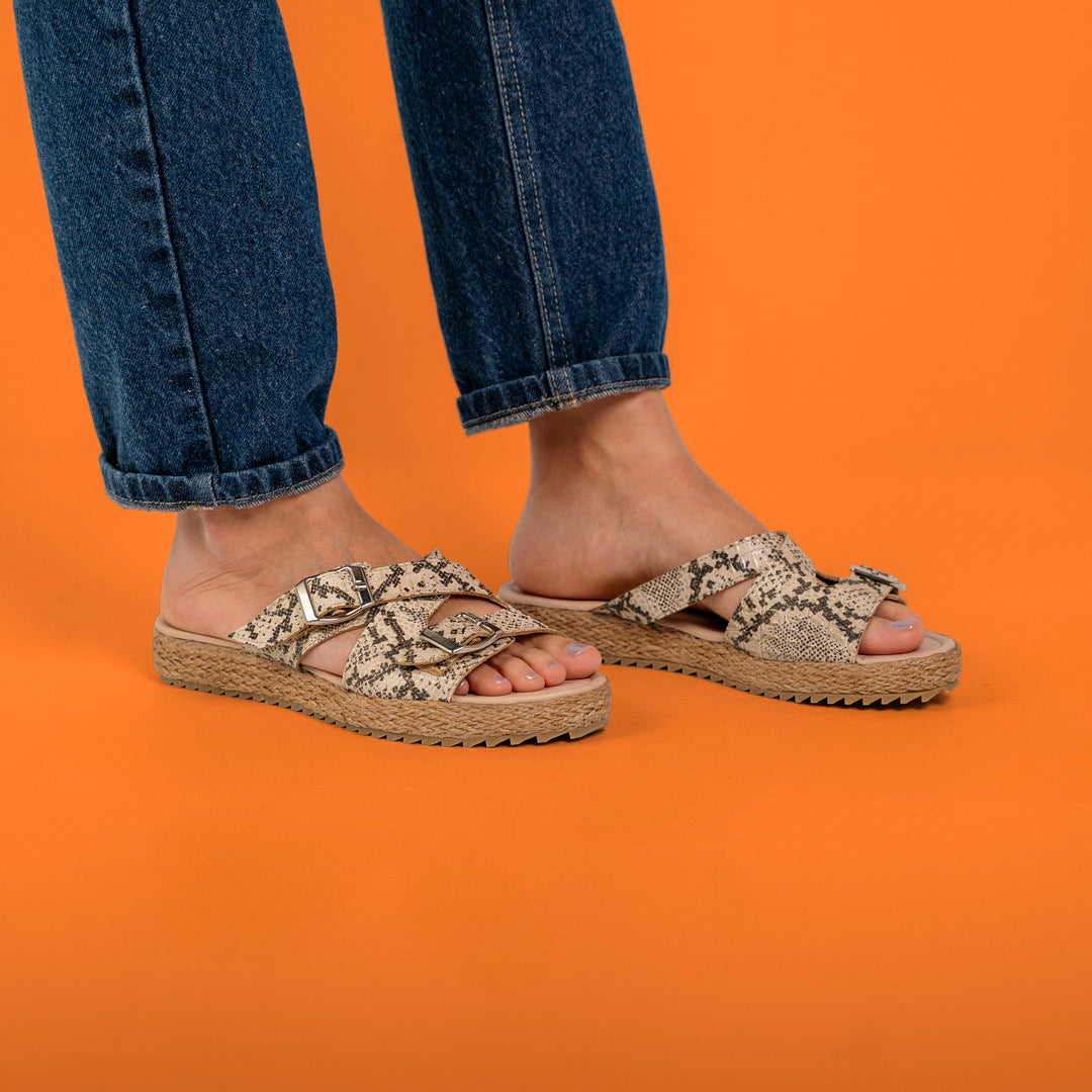 SANDALIA PLANA EN CUERO COLOR PITON