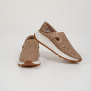 TENIS EN CUERO TROQUELADO COLOR TAUPE