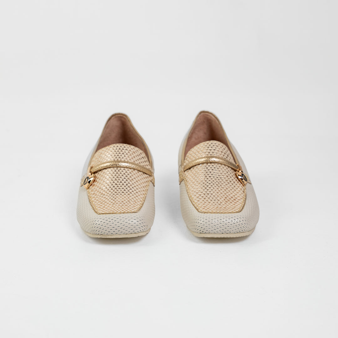 MOCASÍN EN CUERO COLOR BLANCO HUESO X ORO