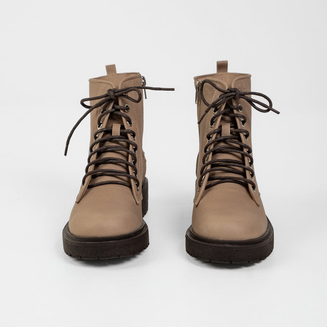 BOTA EN CUERO COLOR BEIGE CHIC