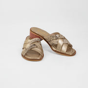 SANDALIA EN CUERO COLOR ORO CLÁSICO