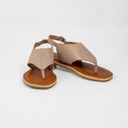 SANDALIA PLANA CUERO TRESPUNTADA ARENA