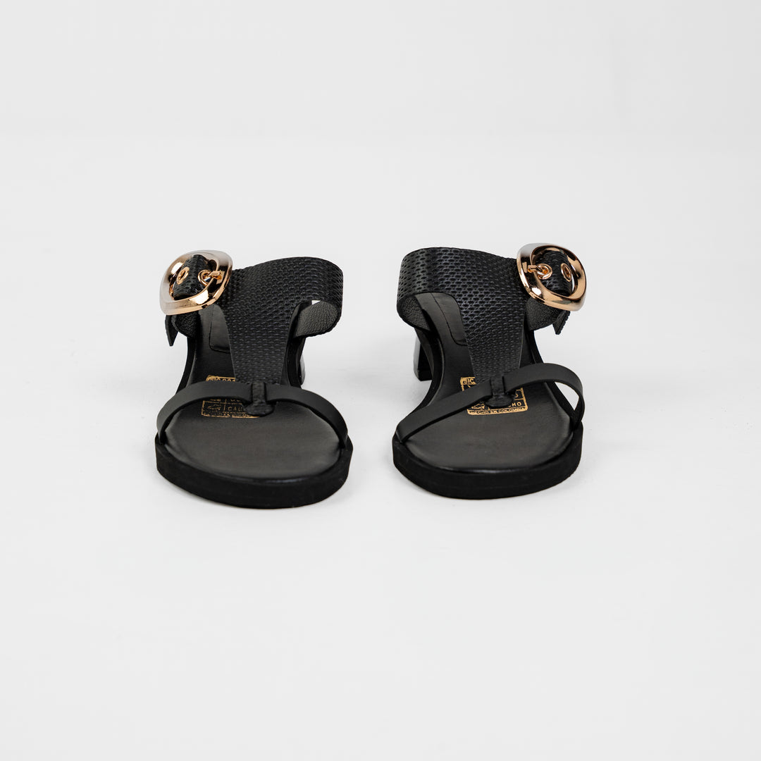 SANDALIA EN CUERO COLOR NEGRO CHIC