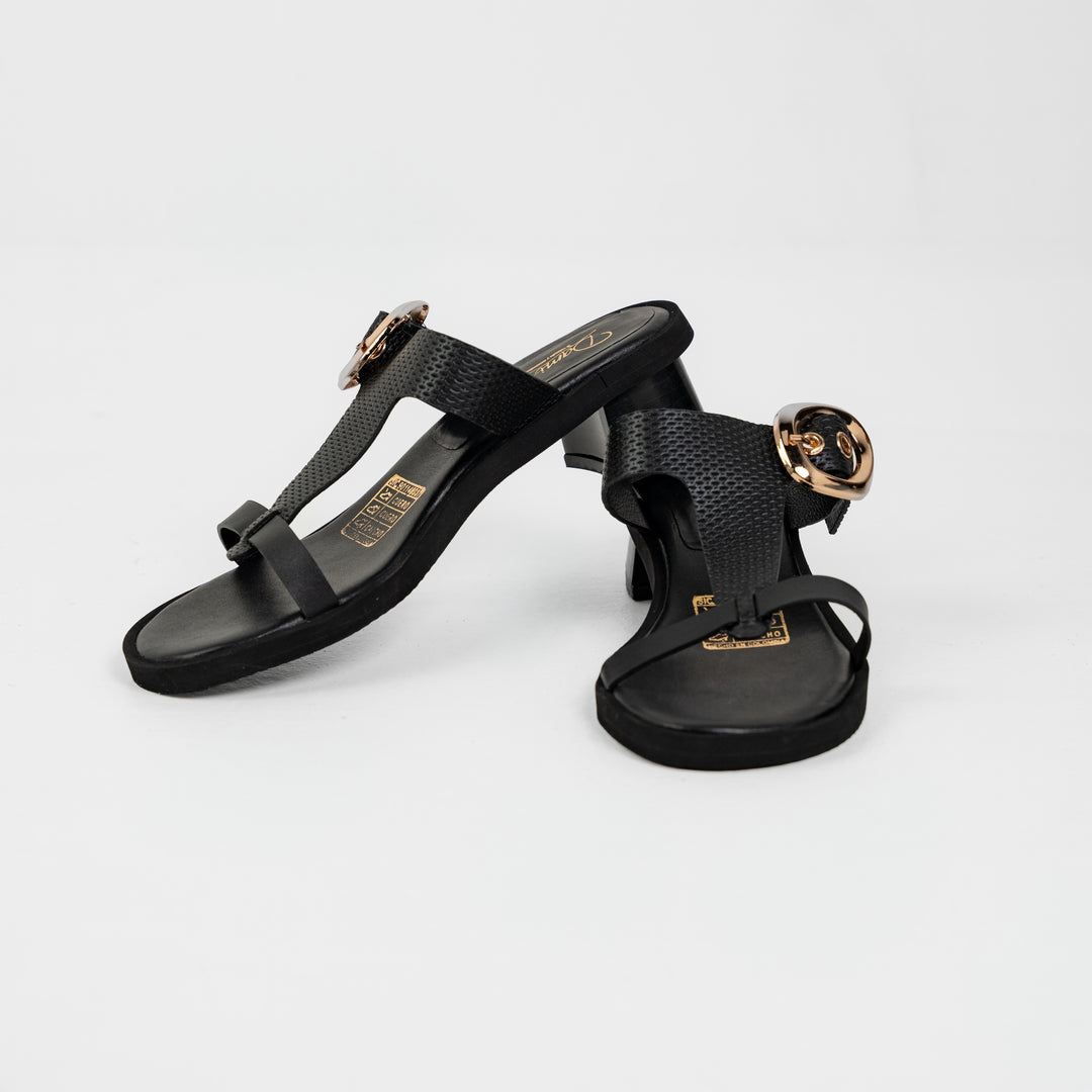 SANDALIA EN CUERO COLOR NEGRO CHIC