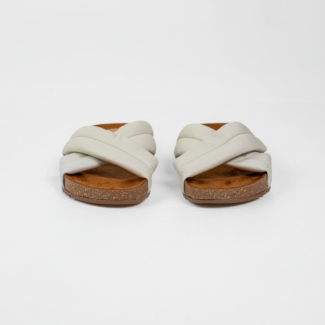 SANDALIA PLANA EN CUERO COLOR BLANCO HUESO ELEGANTE