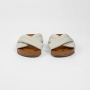 SANDALIA PLANA EN CUERO COLOR BLANCO HUESO ELEGANTE