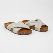 SANDALIA PLANA EN CUERO COLOR BLANCO HUESO ELEGANTE