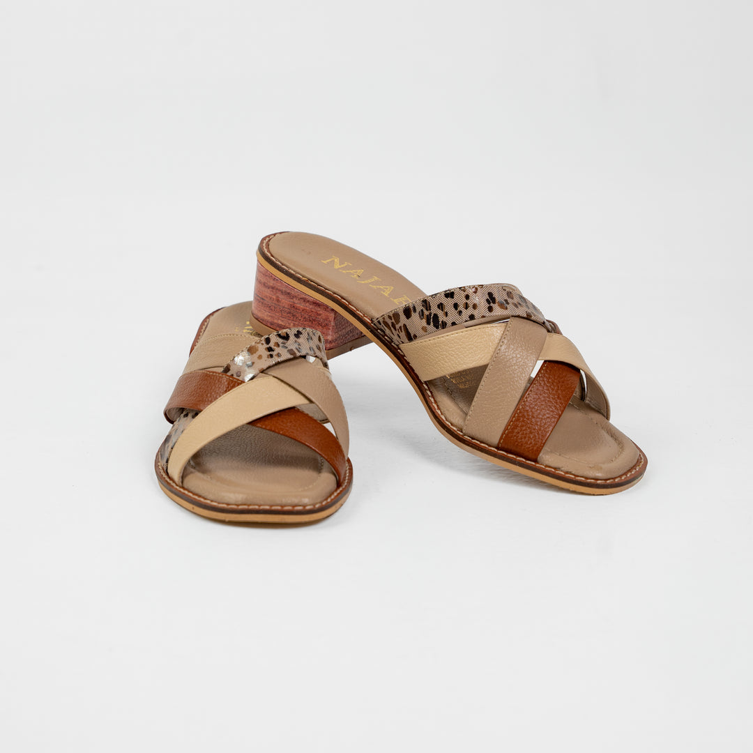 SANDALIA EN CUERO COLOR BEIGE X MIEL X ALMENDRA