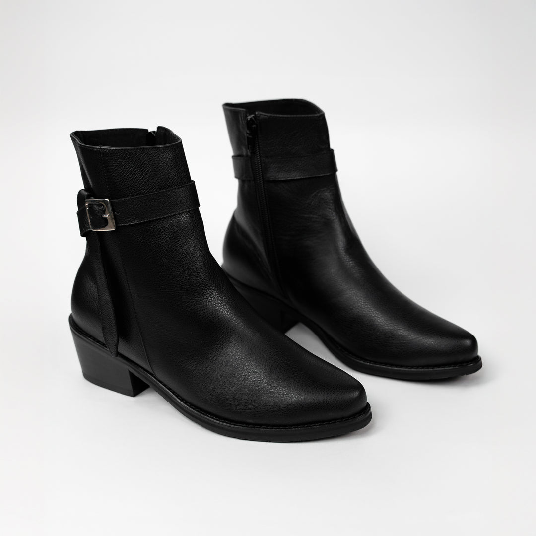 BOTA EN CUERO COLOR NEGRO AURA
