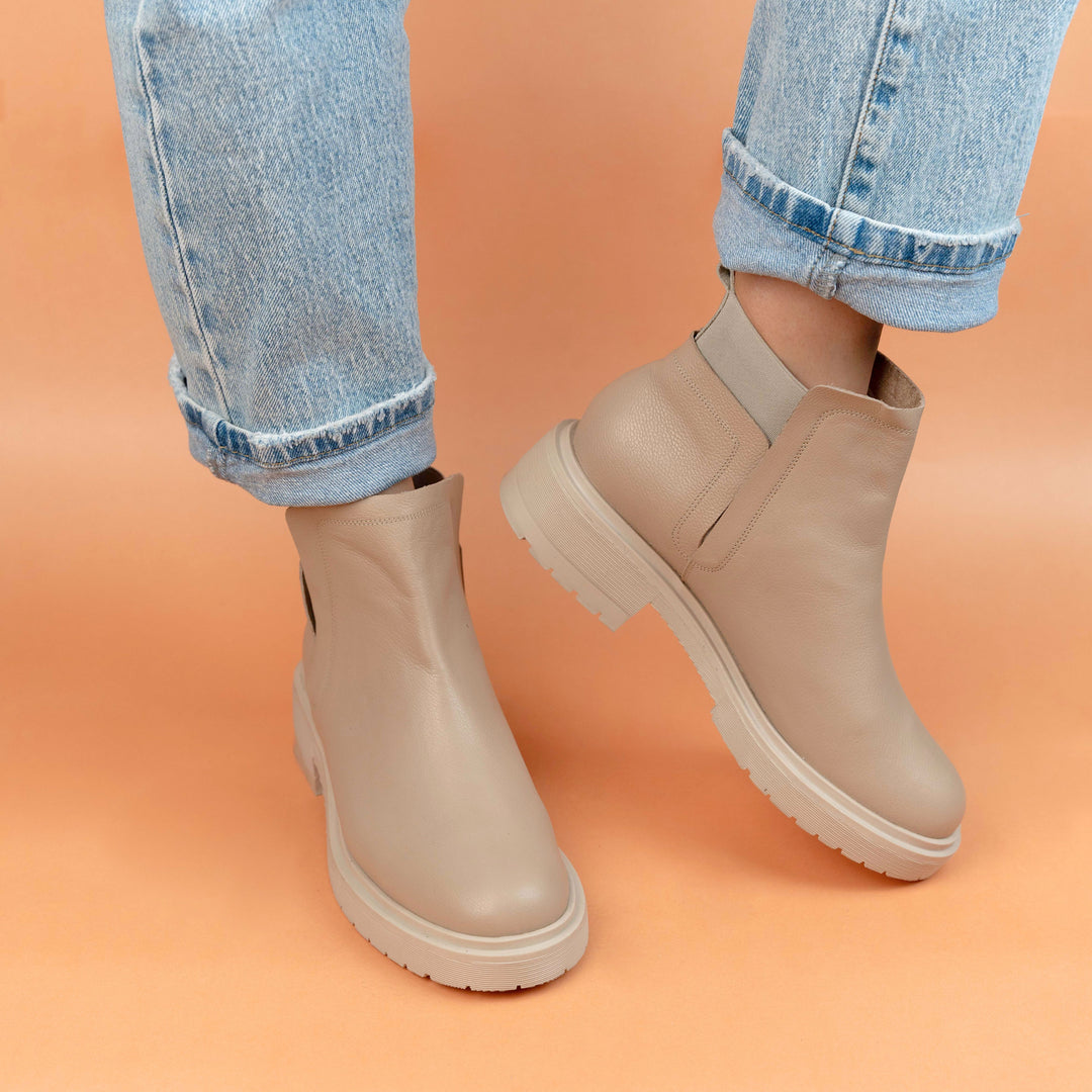 BOTA EN CUERO COLOR BEIGE ATRACTIVO