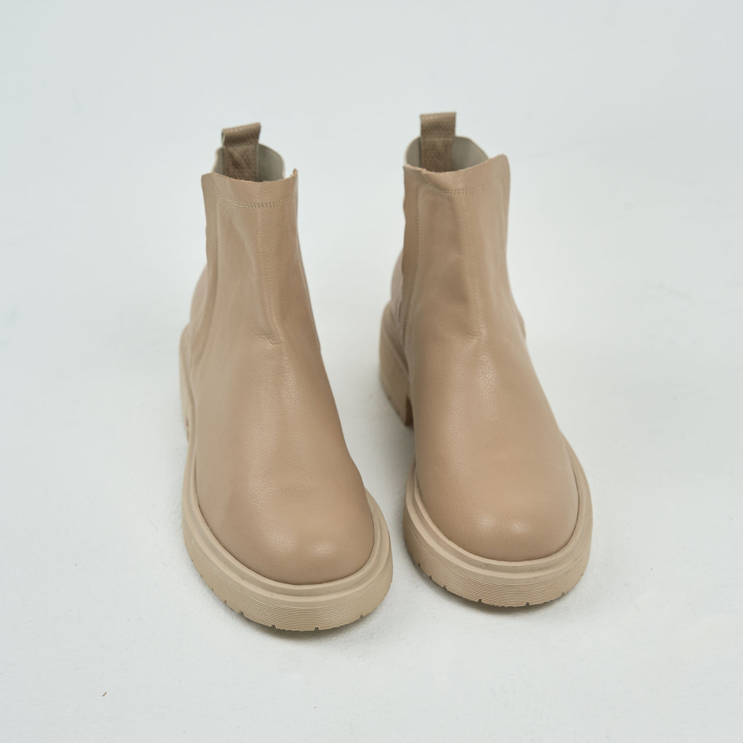 BOTA EN CUERO COLOR BEIGE ATRACTIVO