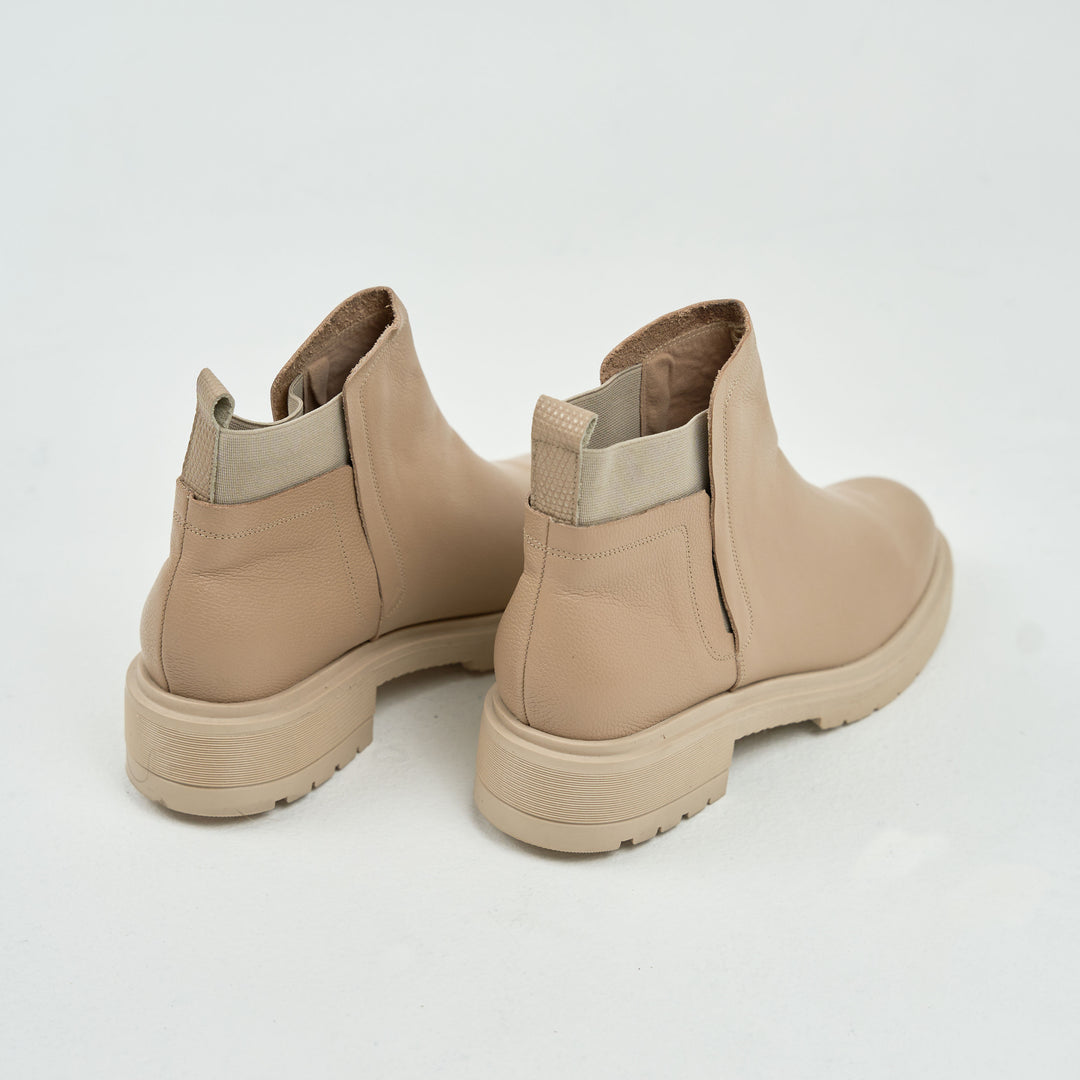 BOTA EN CUERO COLOR BEIGE ATRACTIVO