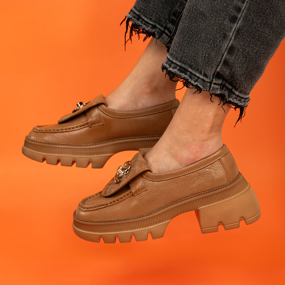 MOCASÍN EN CUERO COLOR MIEL CLÁSICO