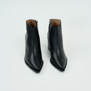 BOTA EN CUERO COLOR NEGRO CHIC