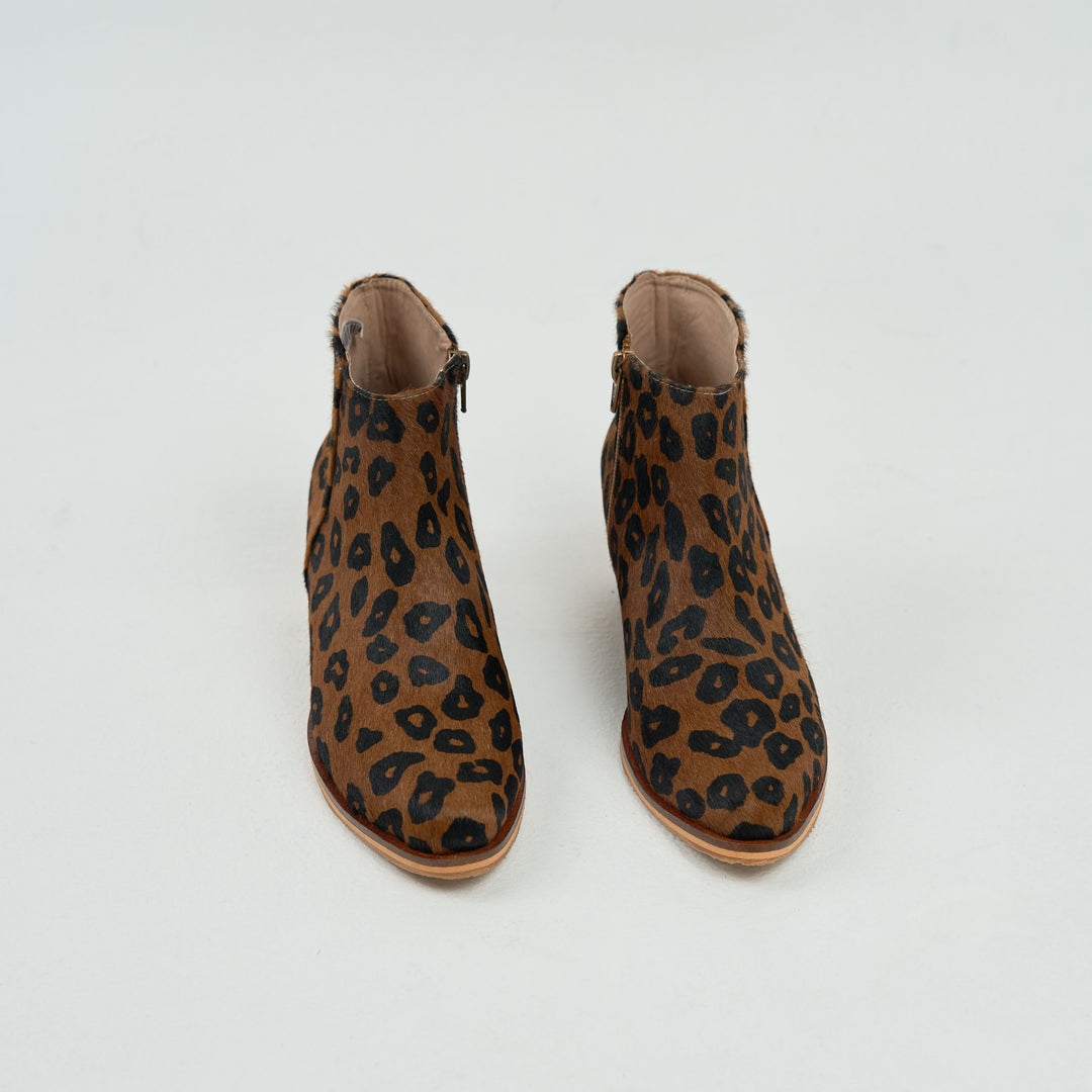 BOTA EN CUERO COLOR ANIMAL PRINT ELEGANTE