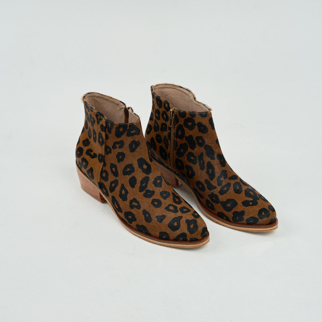 BOTA EN CUERO COLOR ANIMAL PRINT ELEGANTE