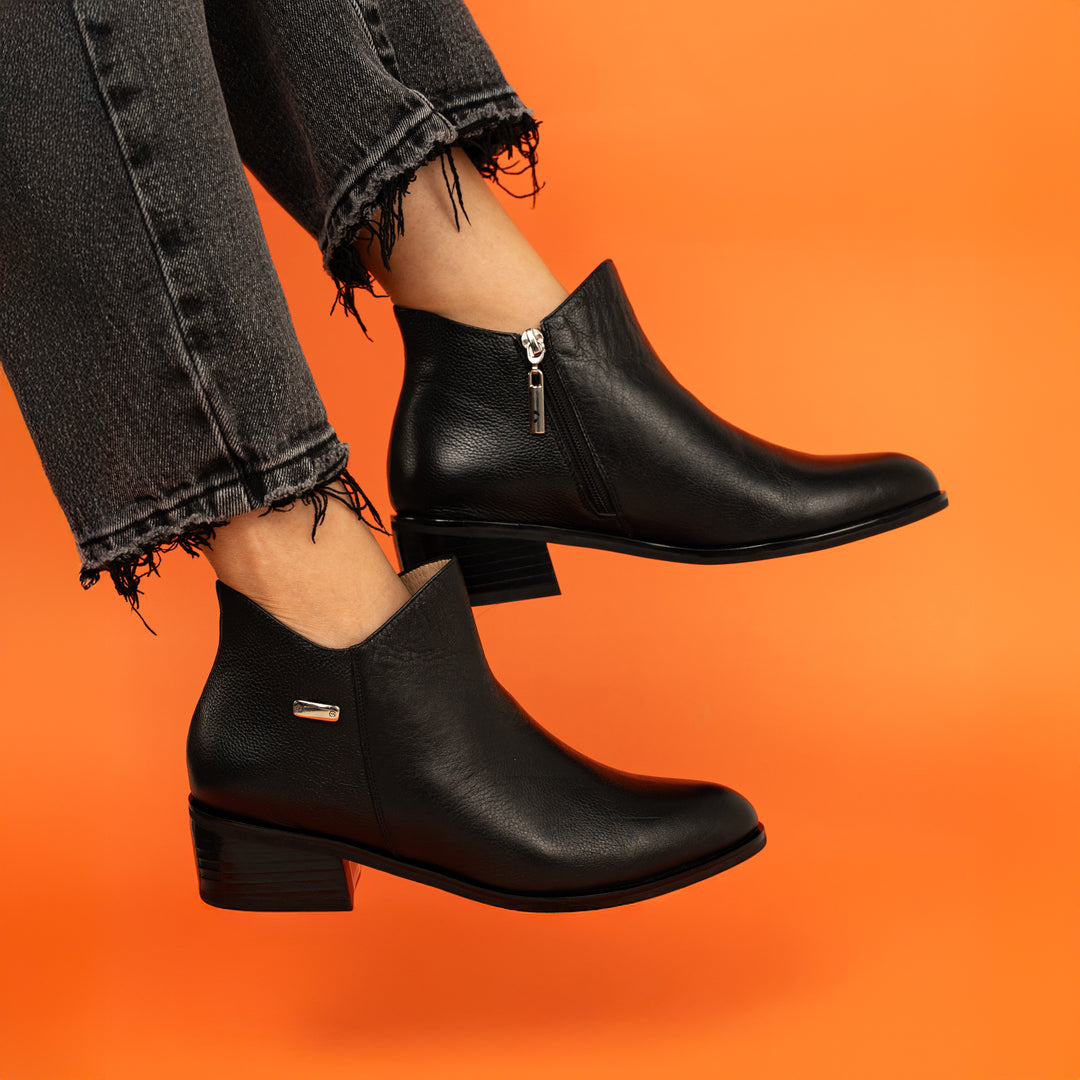 BOTA EN CUERO COLOR NEGRO ENCANTO