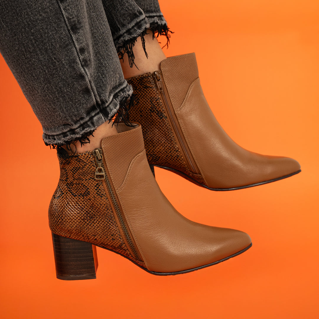 BOTA EN CUERO COLOR MIEL SUTIL