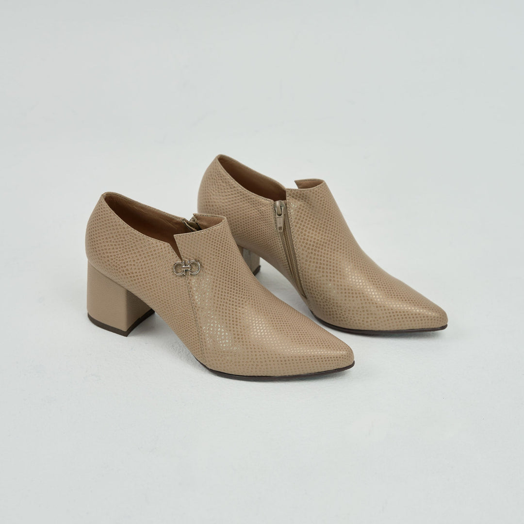 BOTA EN CUERO COLOR BEIGE SOFISTICADO