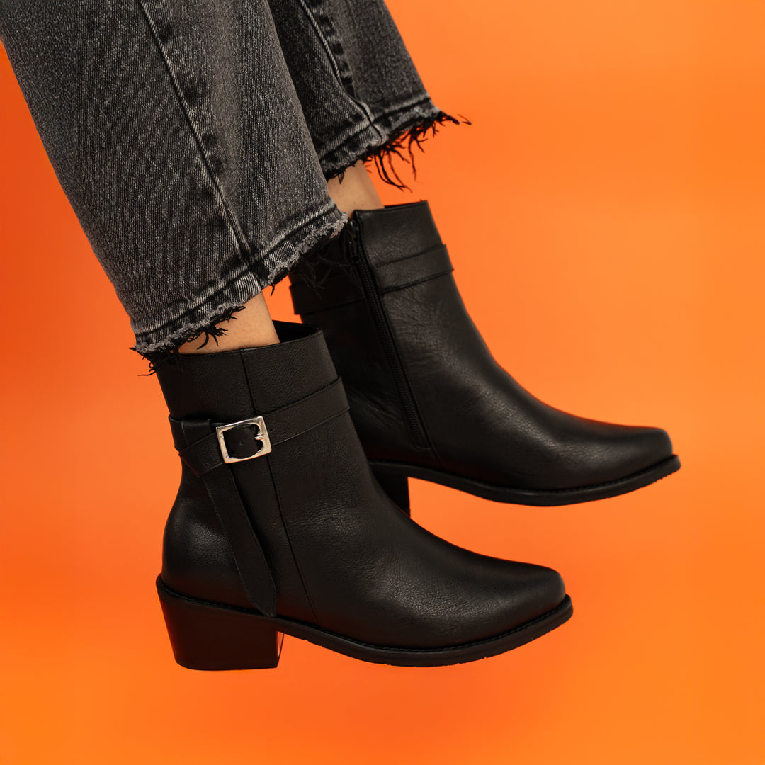 BOTA EN CUERO COLOR NEGRO AURA