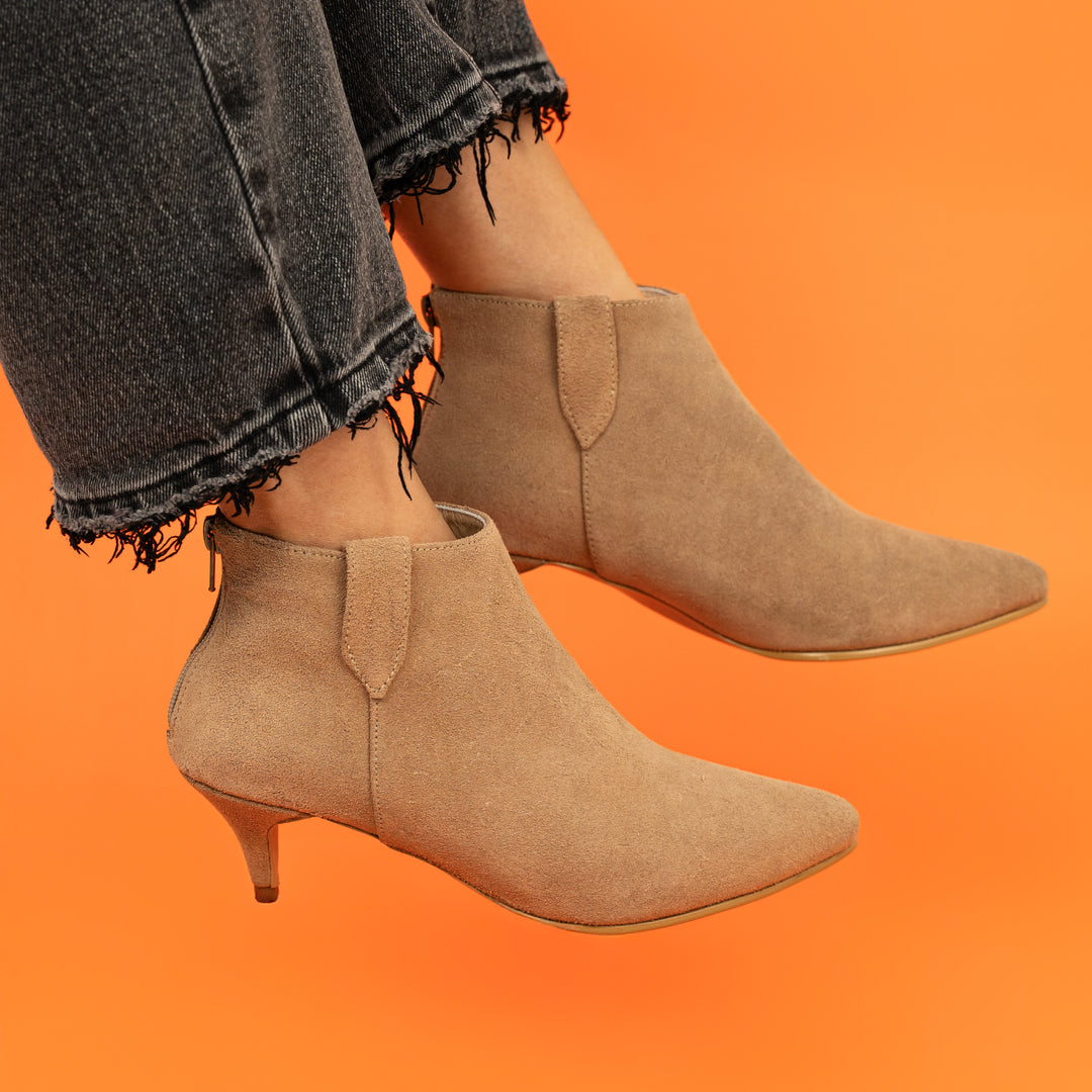 BOTA EN CUERO CARNAZA COLOR TAUPE