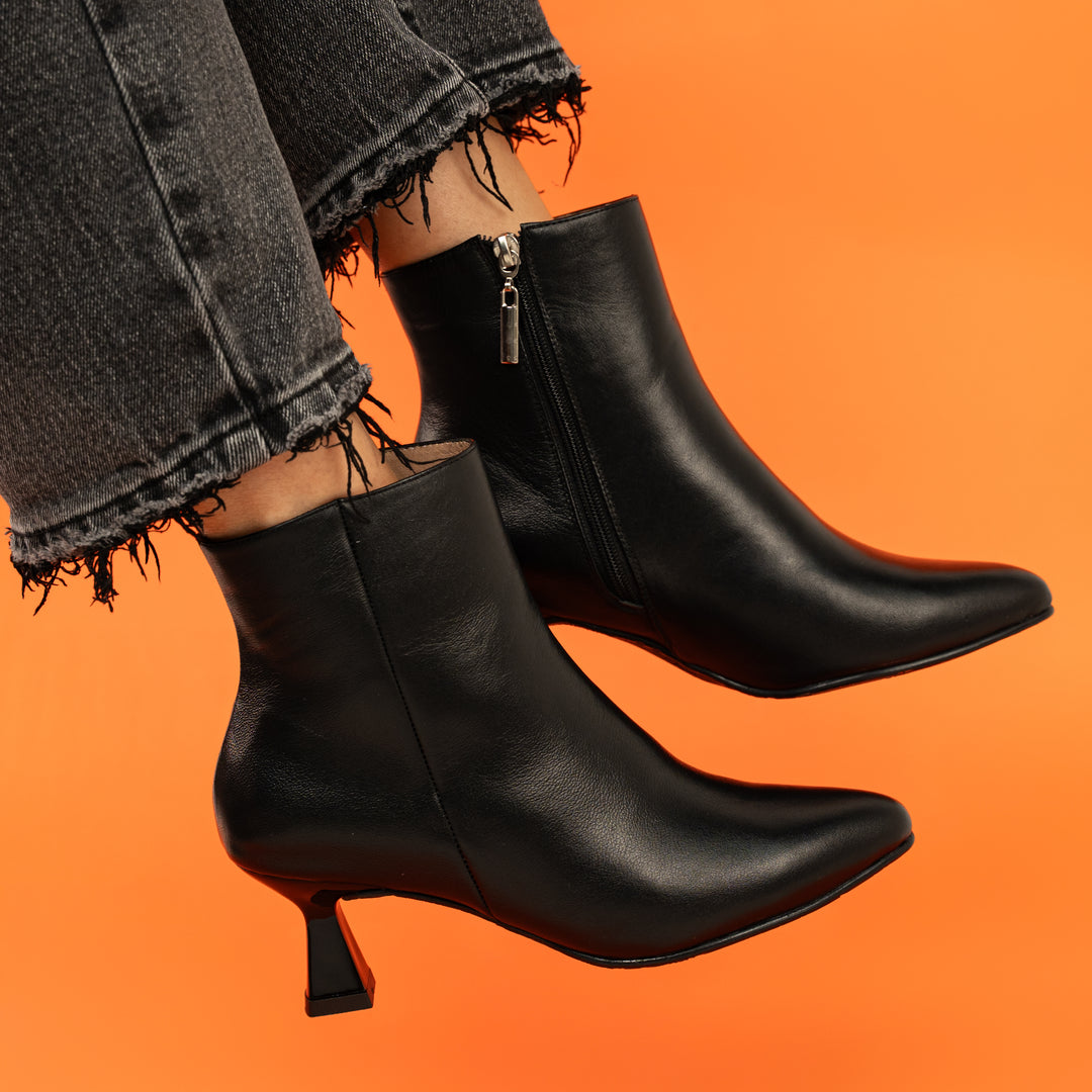 BOTA EN CUERO COLOR NEGRO GADIEL