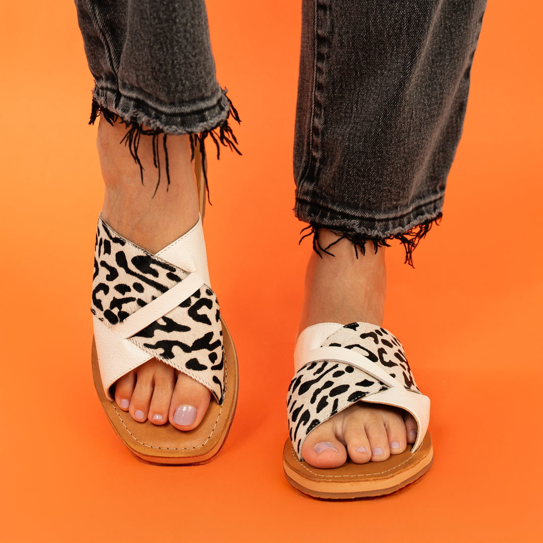 SANDALIA PLANA EN CUERO COLOR BEIGE X ANIMAL PRINT