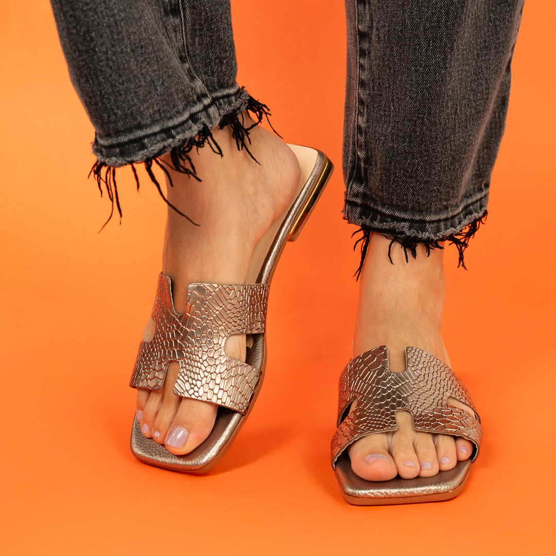 SANDALIA PLANA EN CUERO COLOR BRONCE