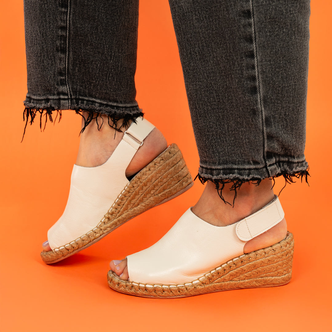 YUTE SANDALIA EN CUERO COLOR BLANCO CLÁSICO