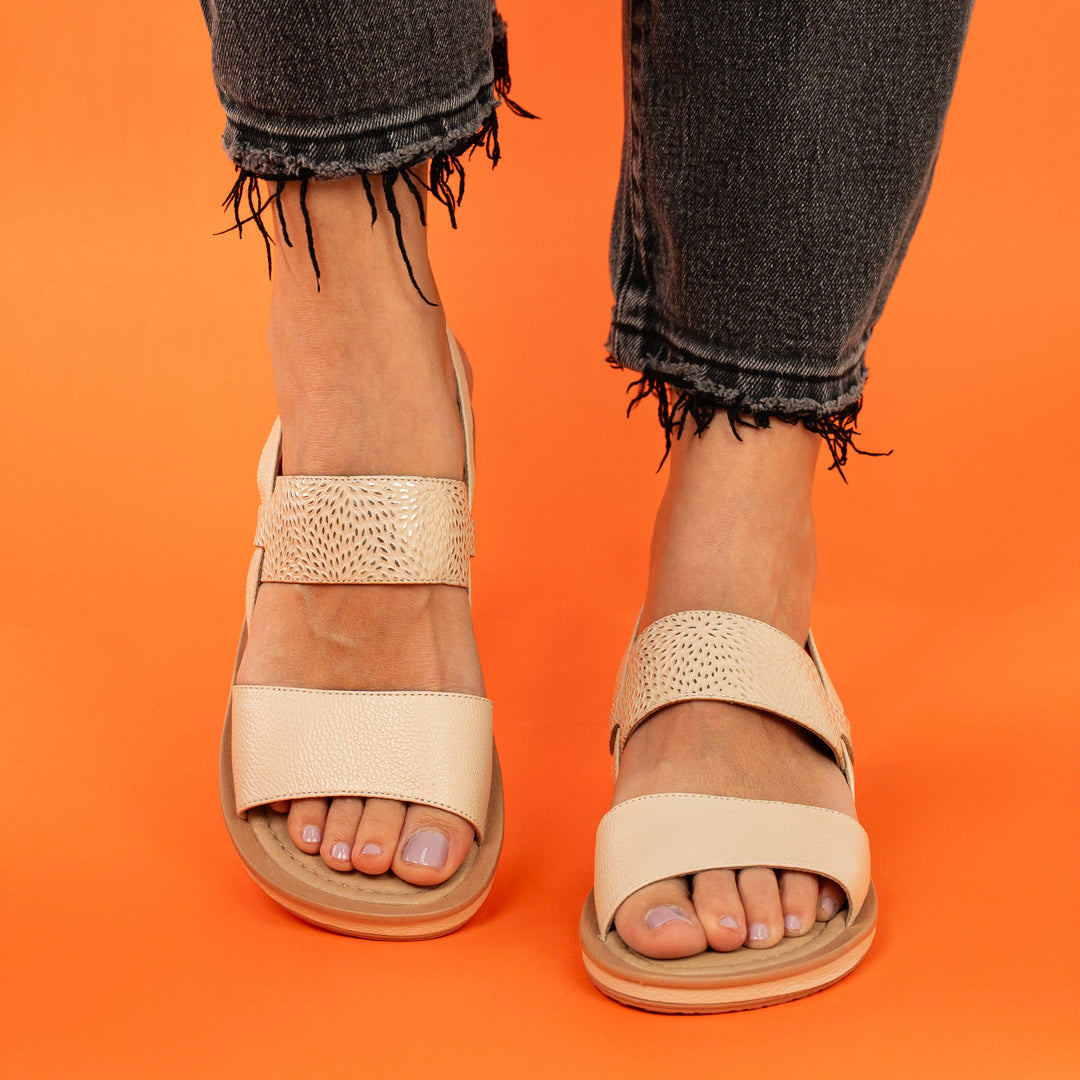 SANDALIA PLANA EN CUERO COLOR BEIGE DISTINTIVO