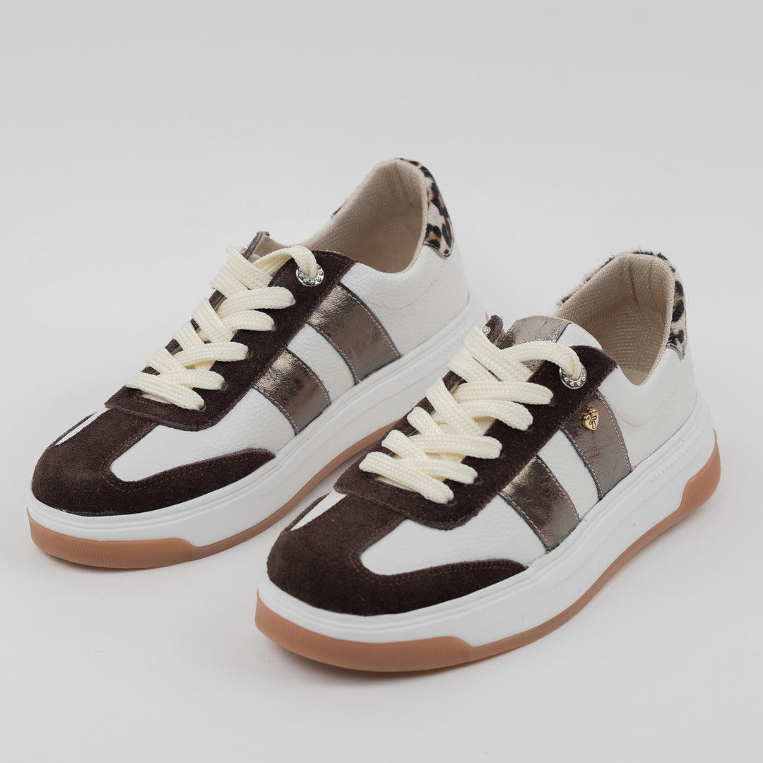 TENIS EN CUERO COLOR TALCO X CARNAZA CAFE