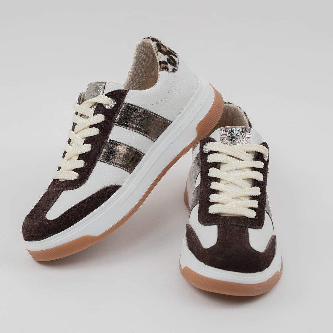 TENIS EN CUERO COLOR TALCO X CARNAZA CAFE