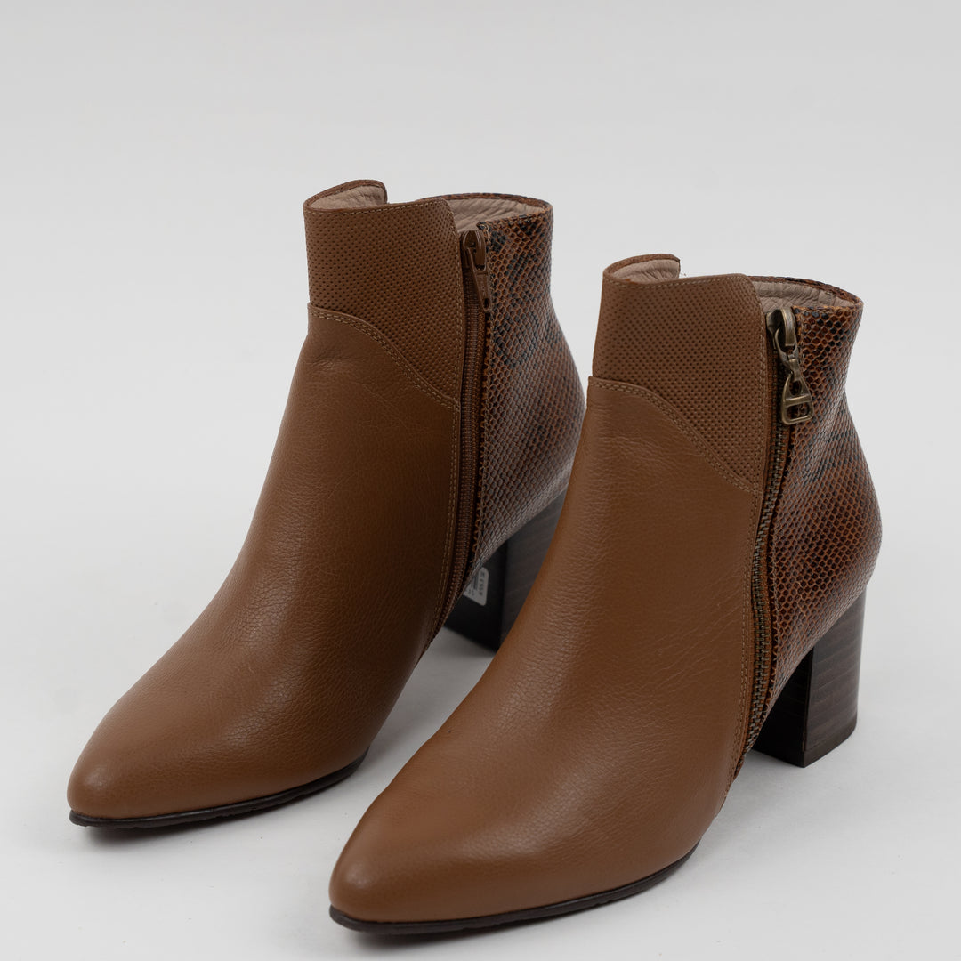 BOTA EN CUERO COLOR MIEL SUTIL