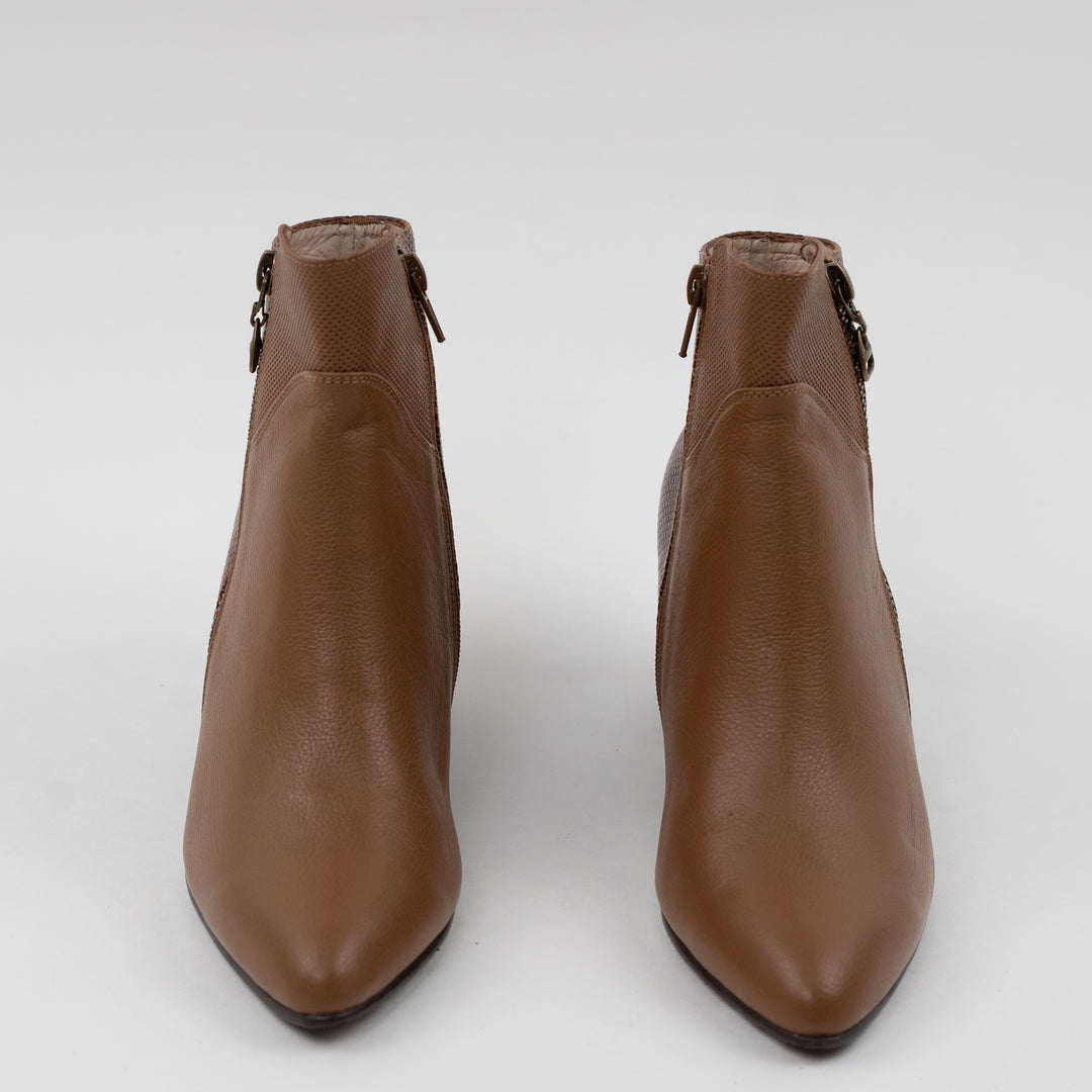 BOTA EN CUERO COLOR MIEL SUTIL