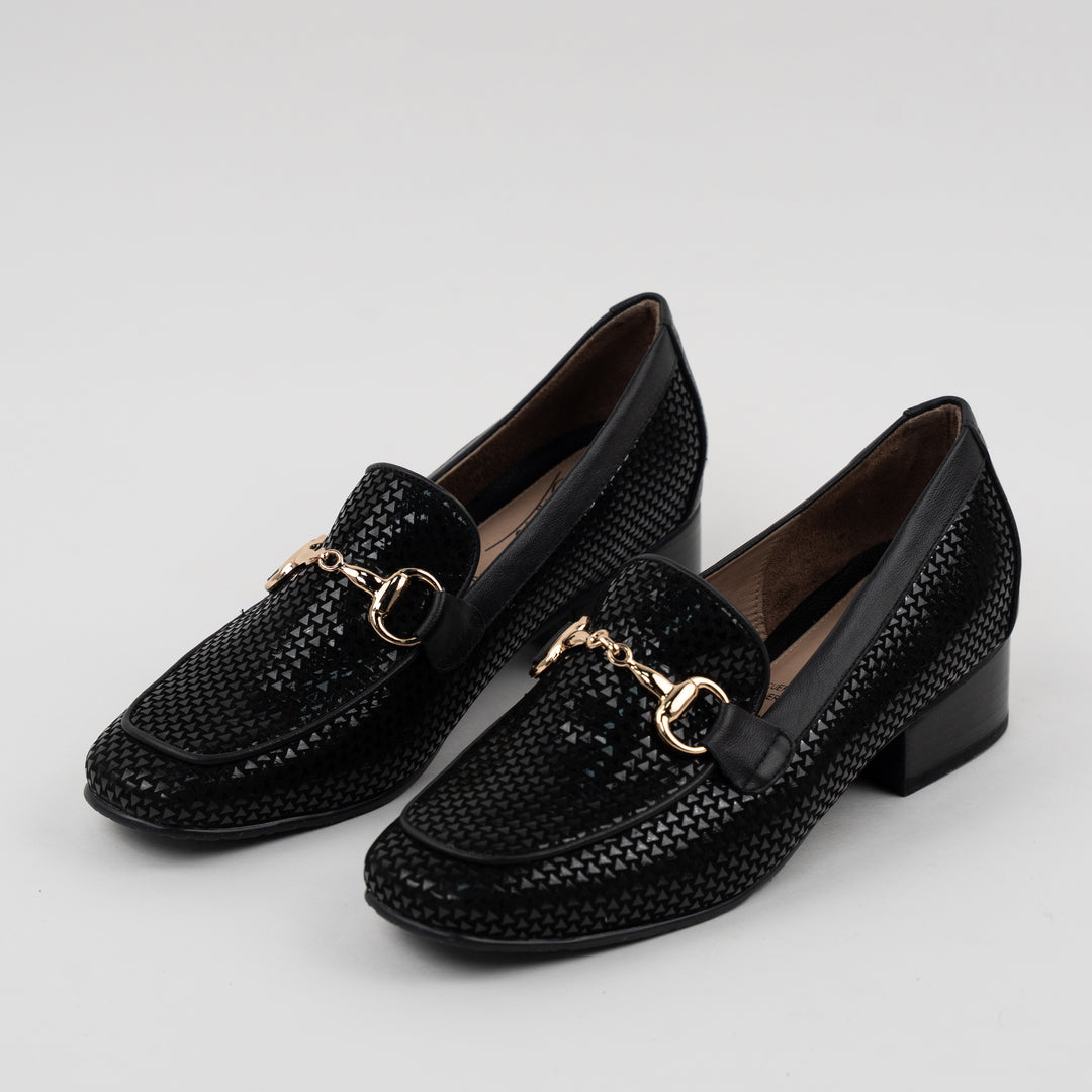 MOCASÍN EN CUERO COLOR NEGRO X FOLIA HERRAJE DORADO
