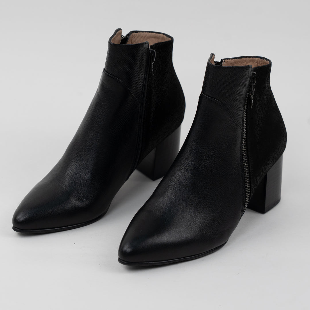 BOTA EN CUERO COLOR NEGRO LISO
