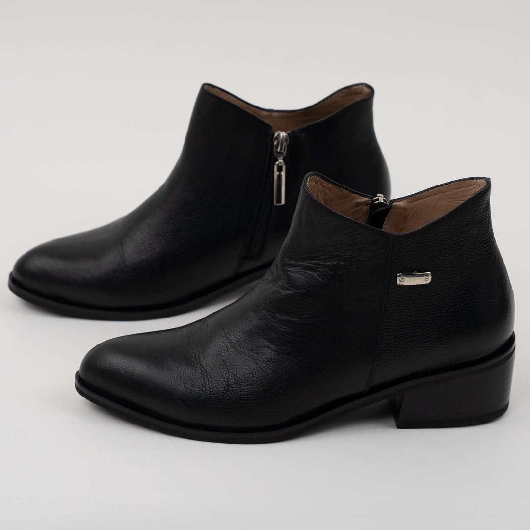 BOTA EN CUERO COLOR NEGRO ENCANTO