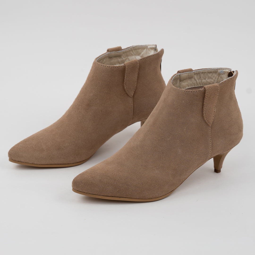 BOTA EN CUERO CARNAZA COLOR TAUPE